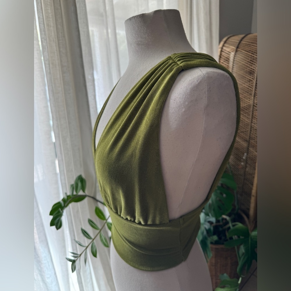 Green v‎ neck crop vacation top - Picture 2 of 4